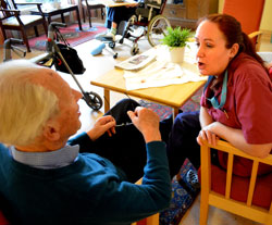 Yvonne Trastell, undersköterska, i helande samtal på Mälarbackens boende för demenssjuka.